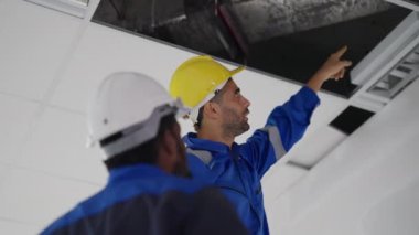 İnşaat sahasında müteahhit ve profesyonel mimar birlikte konuşma ve danışmanlık proje planı, inşaat süreci iç konsepti inşaatı