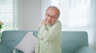 Omuz ağrısı olan yaşlı bir adam, omuz ağrısı, ofis sendromu olan yaşlı bir büyükbaba ya da işle ilgili kas dokusu bozukluğu olan, çok çalışan yaşlı insanlar.