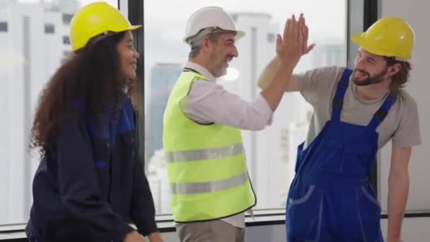 Équipe Ingénieurs Construction Utilisant Plan Projet Remue Méninges Travailler Ensemble — Video