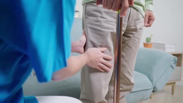 Senior Man Knee Problems Elderly Patient Sofa Trying Stand Walking — Αρχείο Βίντεο