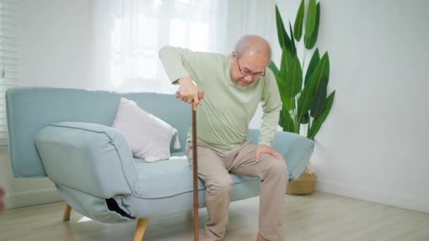 Oudere Man Met Knieproblemen Oudere Patiënt Bank Die Thuis Probeert — Stockvideo