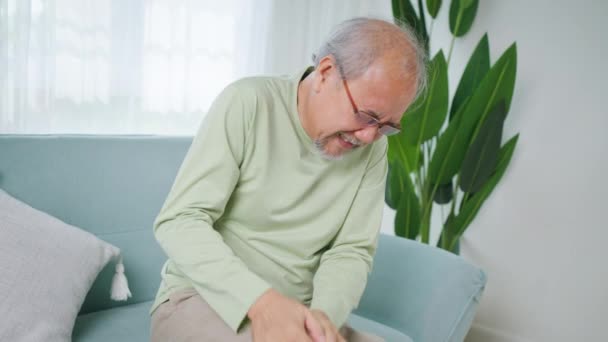 Senior Man Using Hand Touching Knee Pain Point Elderly Man — Stock video