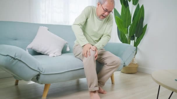 Senior Man Using Hand Touching Knee Pain Point Elderly Man — Stock Video