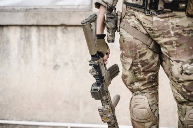 Askeri harekat sırasında ileri doğru koşan ve düşmana saldıran askerlerden oluşan akıllı bir ekip. Koruyucu savaş üniformalı askerler, tüfekli askerler, savaş meydanında tüfekli askerler.
