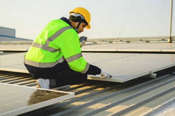 Ingenjör Arbetare Arbetar Solcellskraftverk Med Solnedgång Kvällen Solenergi Med Varm — Stockfoto