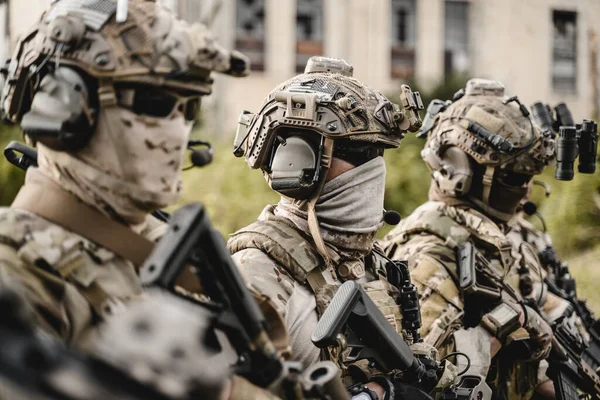 Lavoro Squadra Intelligente Soldati Che Corrono Avanti Attaccano Nemico Durante — Foto Stock