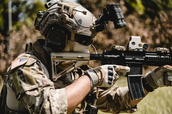 Soldado Exército Uniforme Combate Proteção Soldado Com Rifle Floresta Soldado — Fotografia de Stock