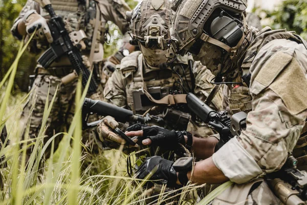 Trabalho Equipe Inteligente Soldados Correndo Para Frente Atacando Inimigo Durante — Fotografia de Stock