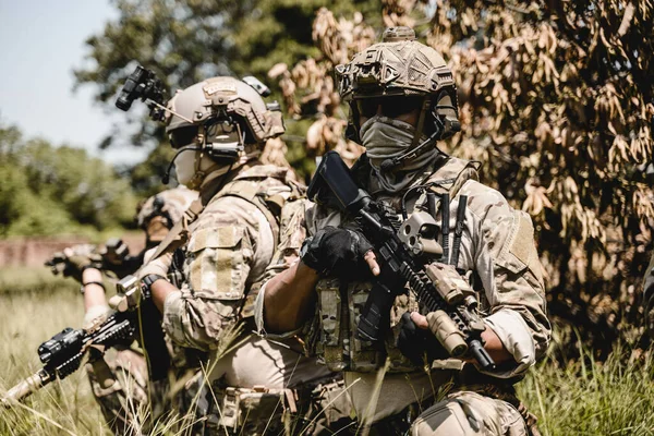 Askeri Harekat Sırasında Ilerleyen Düşmana Saldıran Askerler Koruma Üniformalı Askerler — Stok fotoğraf
