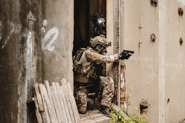 Equipo Experto Soldados Atacando Enemigo Durante Operación Militar Soldados Del —  Fotos de Stock