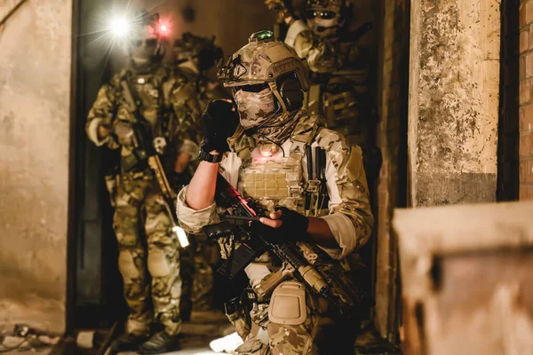 Equipe Especialistas Soldados Com Armas Atacando Inimigo Durante Operação Militar — Fotografia de Stock