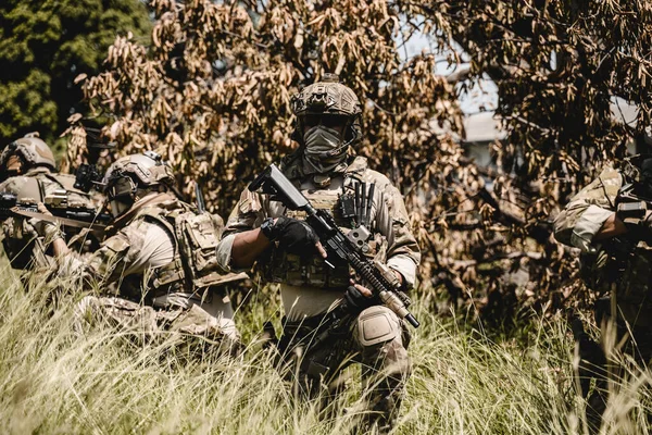 Soldaten Uniform Soldaten Met Een Geweer Het Bos Soldaten Met — Stockfoto
