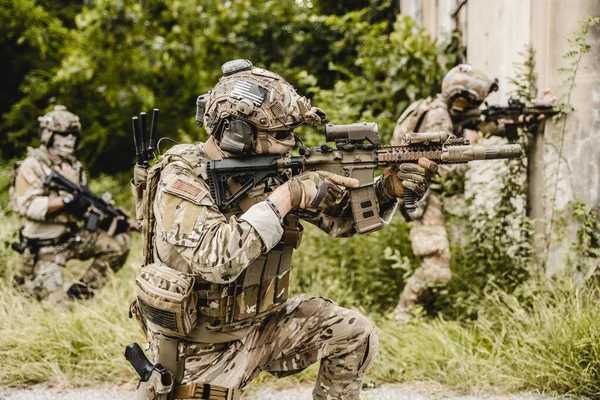 軍事作戦中に前方に走って敵を攻撃する兵士のスマートなチームワーク 防護戦闘制服を着た陸軍兵士 ライフルを持つ兵士 世界大戦フィールド上のライフルを持つ兵士 — ストック写真