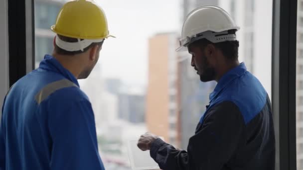 承包商工人和专业建筑师在工地 施工过程中的沟通和咨询项目计划 — 图库视频影像
