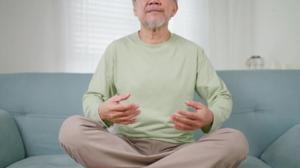 Senior Man Met Yoga Pose Senior Grootvader Doet Yoga Woonkamer — Stockvideo
