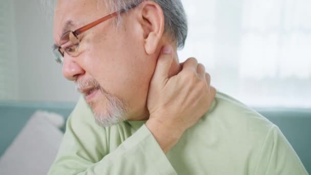 Senior Man Shoulder Pain Pain Shoulder Elderly Grandfather Office Syndrome — Stock Video