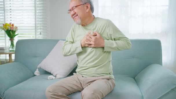 Herzinfarktsymptome Älterer Mann Mit Herzinfarkt Leidet Hause Ältere Hand Berührt — Stockvideo