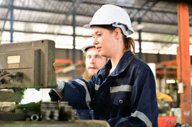 Makine mühendisleri fabrikadaki motor makinelerini tamir ediyor, imalat fabrikasındaki makineleri kontrol eden ve denetleyen işçiler, makine bakım konsepti, yapay zeka teknolojisi...