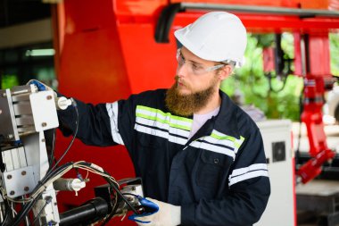 Makine mühendisi fabrikada motor tamir makinesi imalat fabrikasında işçi kontrol ve denetleme makinesi, makine bakım konsepti, endüstride yapay zeka teknolojisi