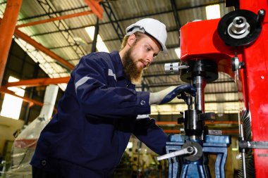 Makine mühendisi fabrikada motor tamir makinesi imalat fabrikasında işçi kontrol ve denetleme makinesi, makine bakım konsepti, endüstride yapay zeka teknolojisi
