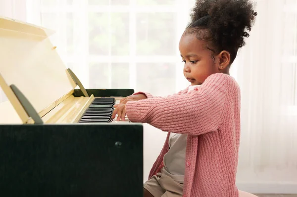 Piyano Çalan Bir Çocuk Piyano Çalan Bir Kız Evde Piyano — Stok fotoğraf
