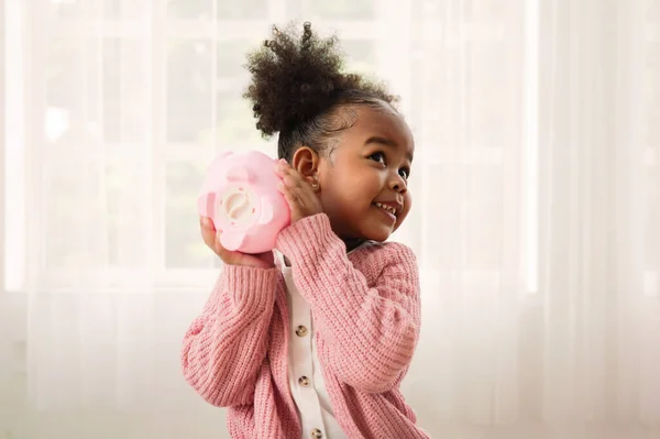 Küçük Kız Seramik Domuz Kumbarasına Para Koyuyor Mutlu Kız Domuz — Stok fotoğraf