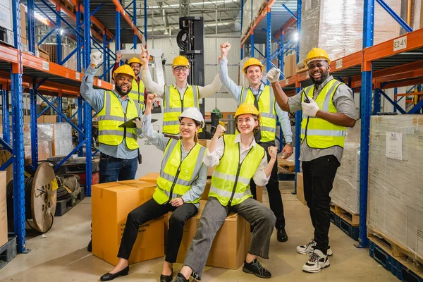 Bir Grup Mutlu Depo Çalışanı Depo Fabrikasında Başarıyı Kutluyor Neşeli — Stok fotoğraf