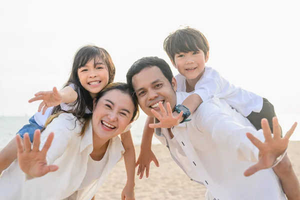 Familia Feliz Disfrutando Juntos Playa Vacaciones Familia Con Viajes Playa —  Fotos de Stock