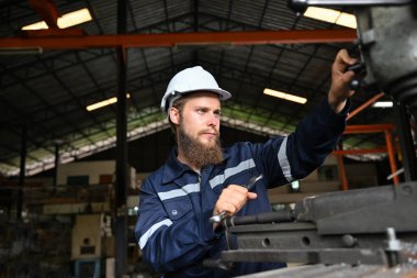 Makine mühendisi fabrikada motor tamir makinesi imalat fabrikasında işçi kontrol ve denetleme makinesi, makine bakım konsepti, endüstride yapay zeka teknolojisi