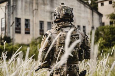 Askeri harekat sırasında ileri doğru koşan ve düşmana saldıran askerlerden oluşan akıllı bir ekip. Koruyucu savaş üniformalı askerler, tüfekli askerler, savaş meydanında tüfekli askerler.