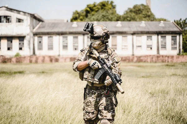 Tentara Berseragam Tempur Pelindung Tentara Dengan Senapan Hutan Tentara Yang — Stok Foto