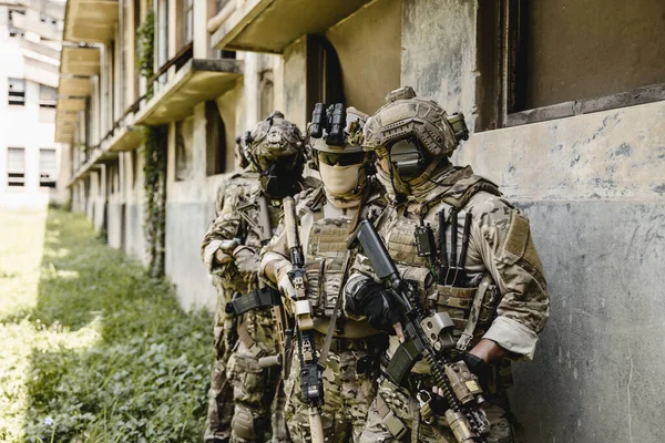 Okos Csapatmunka Katonák Futnak Előre Megtámadják Ellenséget Katonai Művelet Során — Stock Fotó