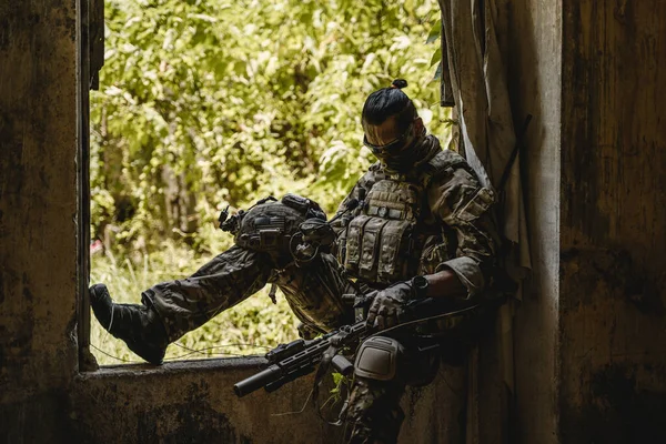 Pintar Tim Tentara Berjalan Maju Dan Menyerang Musuh Selama Operasi — Stok Foto
