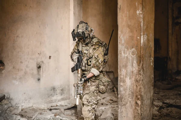 Expert Team Van Soldaten Met Wapens Die Vijand Aanvallen Tijdens — Stockfoto