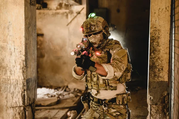 Équipe Experts Soldats Avec Des Armes Attaquant Ennemi Pendant Opération — Photo