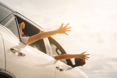 Mutlu aile seyahatleri plajda, aile yazın denizde araba yolculukları, mutlu aile kumsalda birlikte eğlenmeleri yaz tatilinde aile seyahatleri.