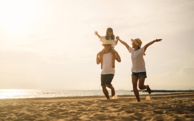 Mutlu aile seyahatleri plajda, aile yazın denizde araba yolculukları, mutlu aile kumsalda birlikte eğlenmeleri yaz tatilinde aile seyahatleri.