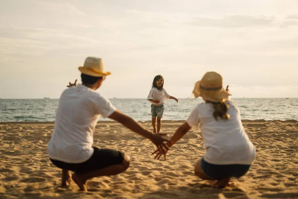 Mutlu Aile Seyahatleri Plajda Aile Yazın Denizde Araba Yolculukları Mutlu — Stok fotoğraf