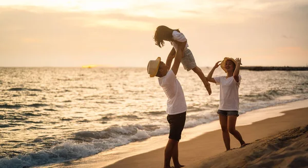 Mutlu Aile Seyahatleri Plajda Aile Yazın Denizde Araba Yolculukları Mutlu — Stok fotoğraf