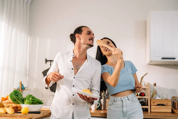 Gesunde Verliebte Kochen Essen Der Küche Glückliches Junges Paar Verbringt — Stockfoto