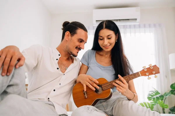Glückliche Mann Und Frau Genießen Mit Musik Auf Dem Instrument — Stockfoto