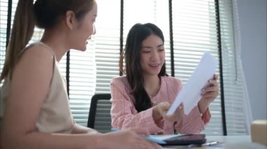 Modern ofiste birlikte çalışan bir çift iş adamı, iş ekibi toplantısı ve şirkette beyin fırtınası yapan çalışanlar, iş projesiyle uğraşan dizüstü bilgisayarlar.