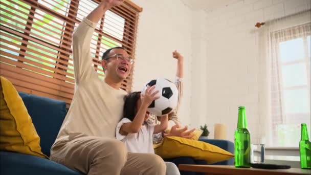 Szczęśliwa Rodzina Oglądanie Meczu Sportowego Razem Telewizji Ludzie Kibicujący Krzyczący — Wideo stockowe