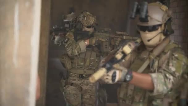 Розумна Команда Солдатів Йде Вперед Атакує Ворога Під Час Військової — стокове відео