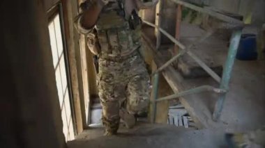 Askeri harekat sırasında ilerleyen ve düşmana saldıran askerlerden oluşan akıllı bir ekip. Koruyucu savaş üniformalı askerler, tüfekli askerler, savaş meydanında tüfekli askerler.