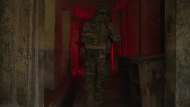 Trabalho Equipe Inteligente Soldados Caminhando Para Frente Atacando Inimigo Durante — Vídeo de Stock
