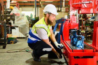 Makine mühendisi fabrikada motor tamir makinesi imalat fabrikasında işçi kontrol ve denetleme makinesi, makine bakım konsepti, endüstride yapay zeka teknolojisi