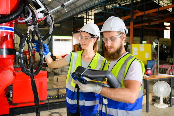 Gépészmérnökök Javítás Motor Gép Gyárban Munkavállalók Ellenőrzése Ellenőrzése Gép Gyárban — Stock Fotó