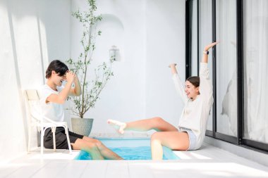 Bir çift mutlu genç insan hafta sonları evlerinde vakit geçiriyorlar, erkek ve kadın evde aktivitelerle eğleniyorlar, erkek arkadaş ve kız arkadaş portresi, insan yaşam tarzı.