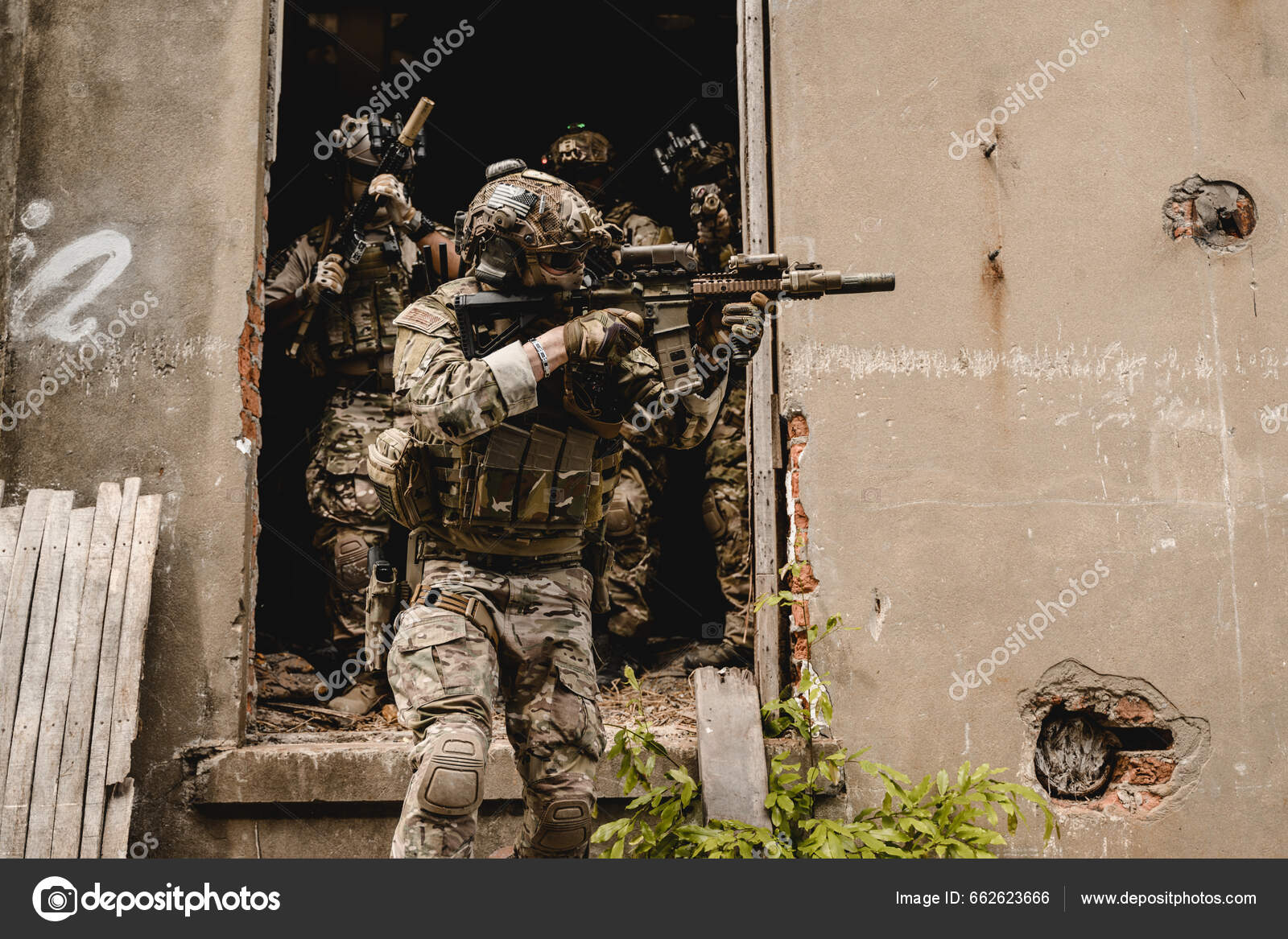 Atirador Furtivo Camuflado No Terno Do Ghillie Foto de Stock